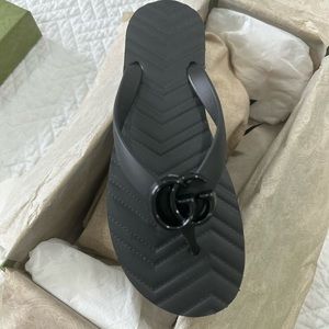 GUCCI CHEVRON BLACK THONG RUBBER SANDAL SIZE 37